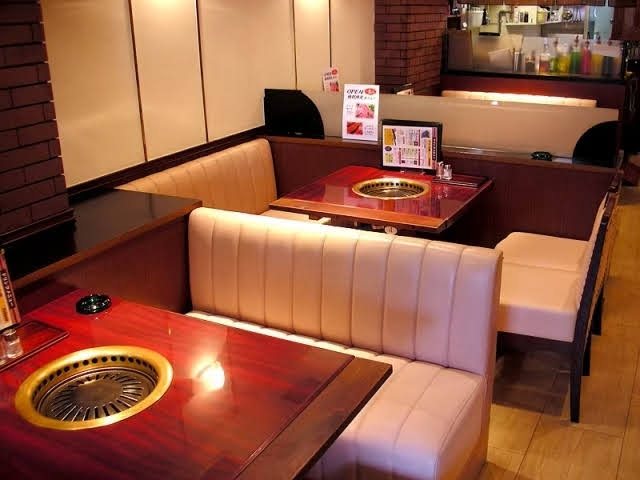 高松文八 本店 店内(ボックス席)